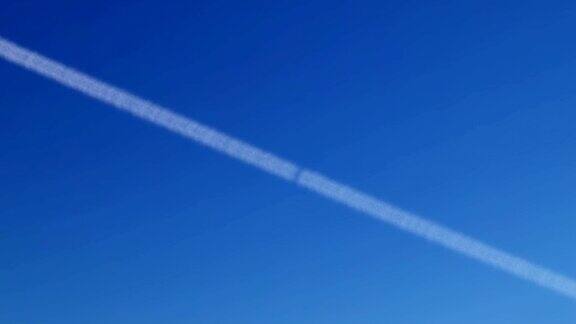 一架带烟雾高清环的飞机在空中飞行