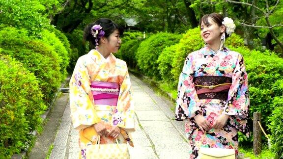 公园里穿着和服的年轻日本女人