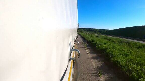 载货卡车在晴朗的日子行驶在柏油路上卡车在乡间行驶时卡车的侧面对着拖车乘坐商务车前往目的地货物运输慢动作