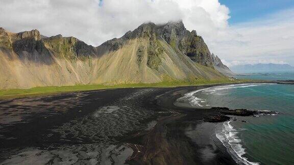 冰岛东南部Vestrahorn山的鸟瞰图