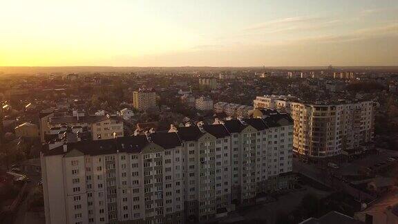日落时分城市住宅建筑的鸟瞰图