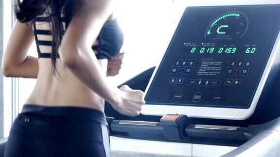 健康的运动女性在健身房锻炼跑步机