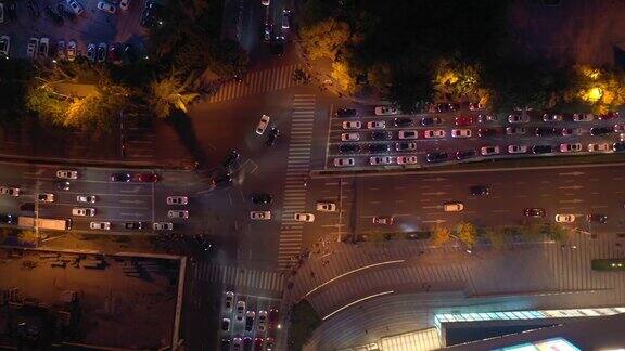 青岛市黄昏夜晚照亮市中心交通街道十字路口高空俯仰全景4k中国