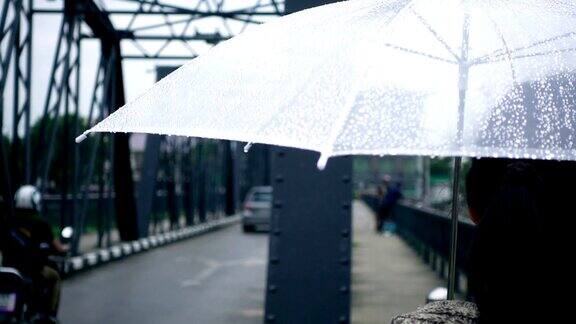 细雨中年轻女性撑着伞行走慢镜头拍摄