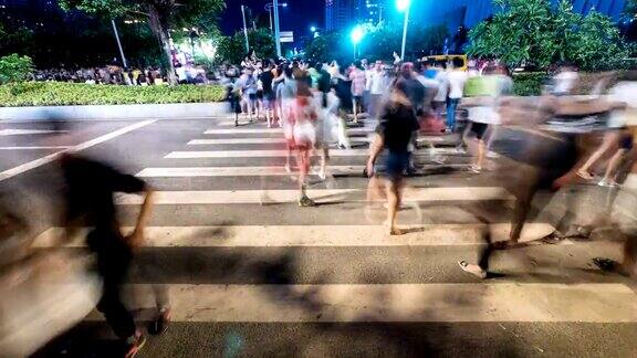 行人在广州市街道斑马线上行走时间流逝