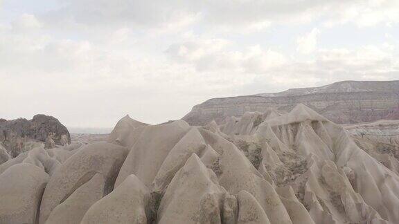 沙漠岩石峡谷与石头山丘行动山顶的石头沙漠峡谷与不同寻常的岩石和砂岩砂岩和地块
