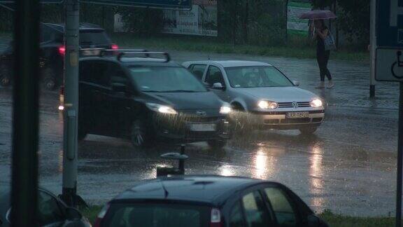 雨中开着灯的汽车