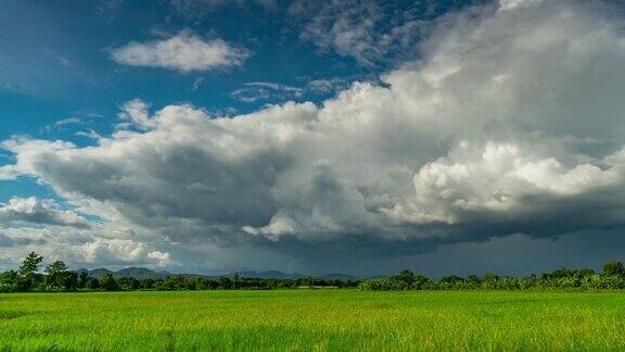 农田和风暴云移动的时间推移