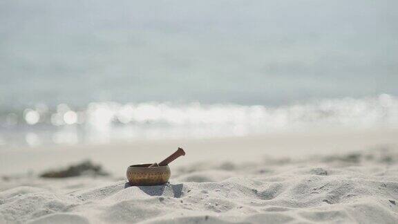在沙滩上冥想的青铜藏唱碗
