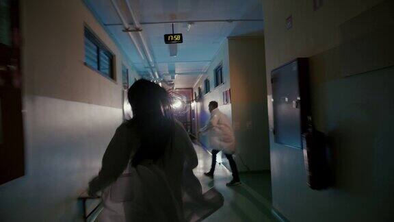 两个急诊医生从医院走廊跑向救护车