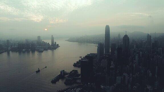 在香港云雾笼罩着建筑物