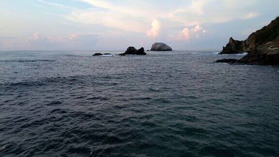 海岸线和太平洋冲浪的航拍风景