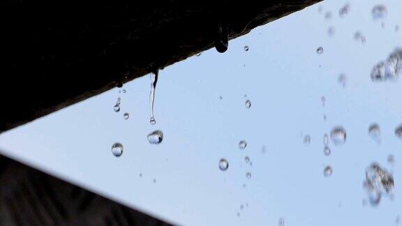 水滴从屋檐落下的慢动作