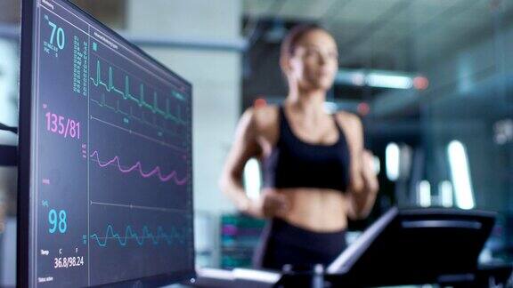 医疗监视器显示在跑步机上跑步的女运动员的心电图读数重点监控