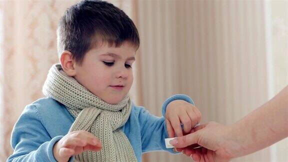孩子吃药小男孩生病了妈妈给儿子吃药生病期间孩子吃药自己治疗回家治疗感冒