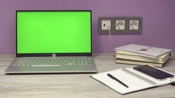 带绿色模拟屏幕的笔记本电脑4k