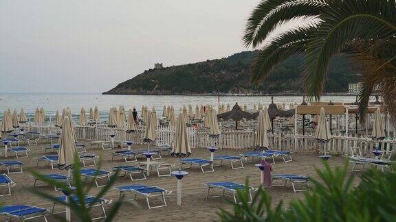 意大利斯库里海滩上的日光浴躺椅和雨伞