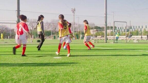 女孩子的足球或足球队成员分成两队互相竞争以提高他们的技能