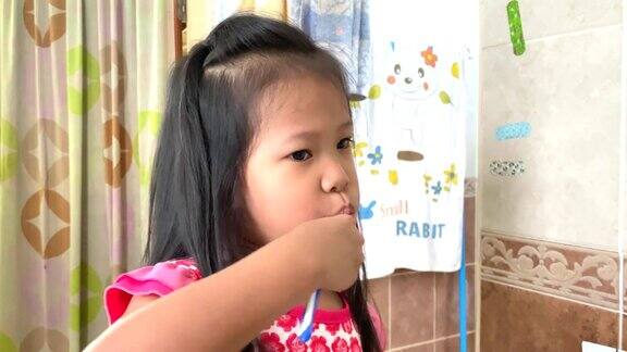 亚洲女孩在早上刷牙