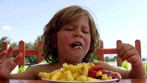 小男孩吃薯条