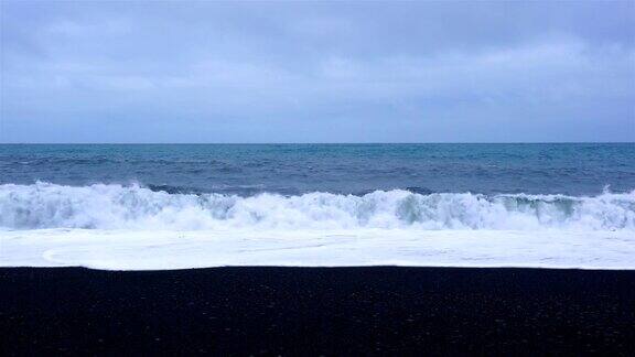 大西洋黑沙滩上的海浪