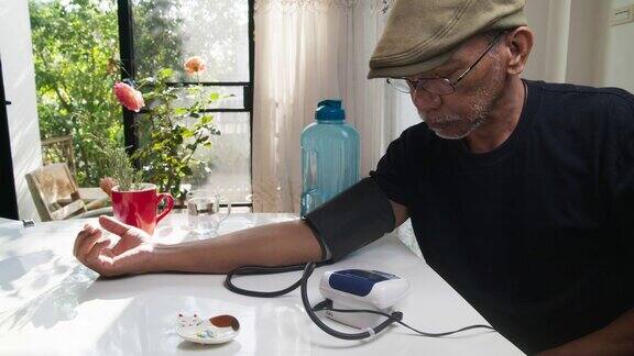 测量血压的老人手臂保健理念