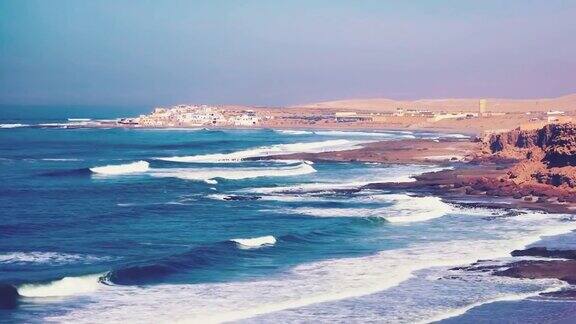 俯瞰摩洛哥大西洋海岸的海浪和岩石