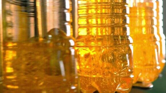 瓶中的葵花籽油在生产线上移动