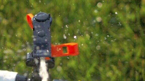 慢镜头花园灌溉喷灌机浇灌草坪特写镜头