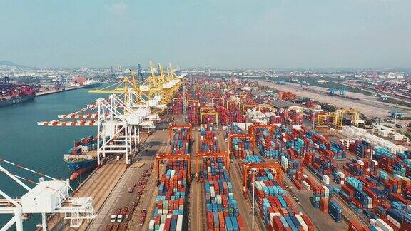 工业港与集装箱港是航运的一部分