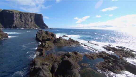 法罗群岛悬崖海岸和海浪的航拍