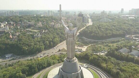 乌克兰基辅:位于基辅的祖国纪念碑乌克兰的历史名胜从乌克兰首都基辅的祖国母亲纪念碑出发放飞4K无人机