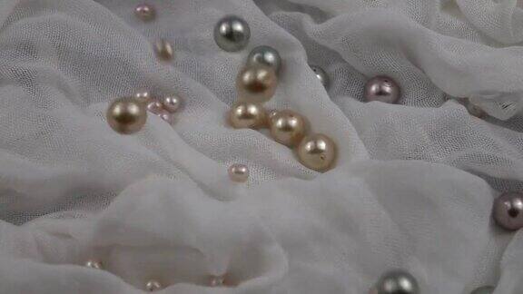 珍珠珠落在白色织物上慢动作
