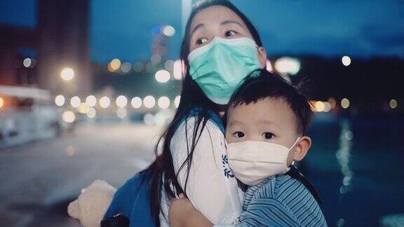 黄昏时分泰国年轻的母亲抱着她的儿子