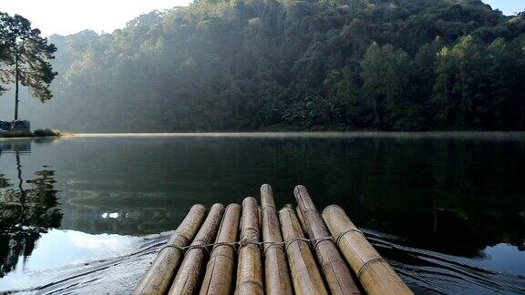 早上在泰国湄泓松的庞昂(庞塘水库)的竹筏上