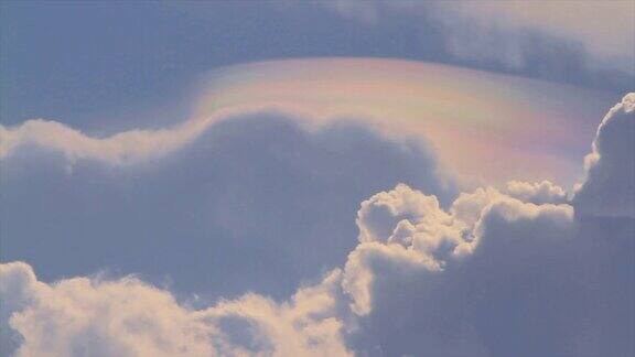 白云上的彩虹