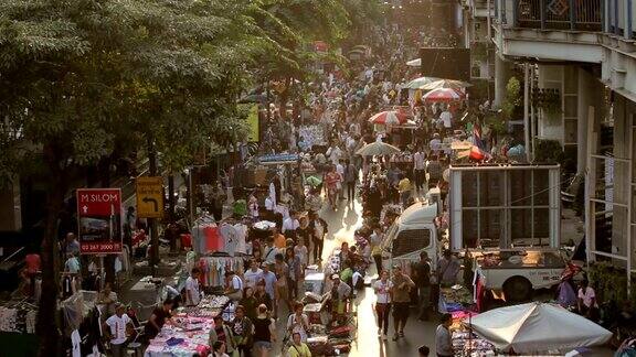 拥挤的亚洲人在当地市场散步