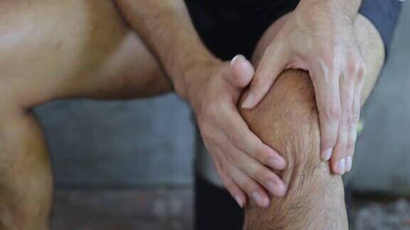 男人按摩膝盖以缓解疼痛
