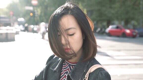 一个孤独的中国女人在城市街道上感到悲伤的肖像