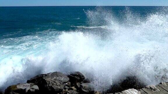 巨浪拍打着海岸的悬崖