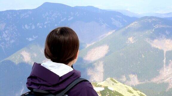 年轻女游客欣赏山谷景色稳定器拍摄