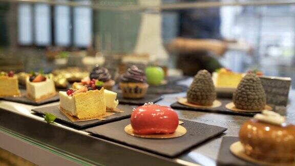 蛋糕店的橱窗里陈列着各种各样的蛋糕糕点店与松饼泡芙蛋糕与水果浆果