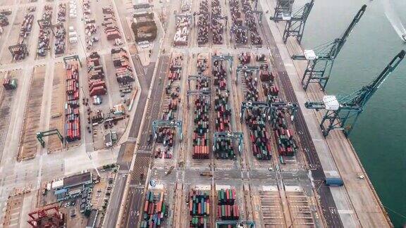 繁忙的工业港口与集装箱船的超延时和无人机视角