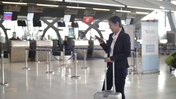 女商人在机场使用电话