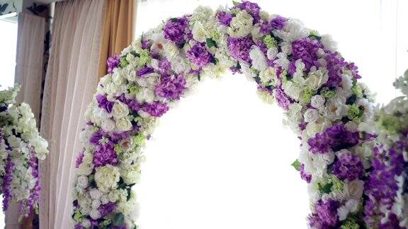 美丽的婚礼拱门为婚礼献花