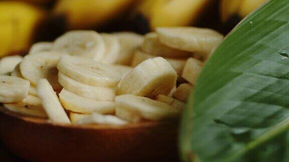 新鲜的香蕉片放在木盘子里慢慢地旋转