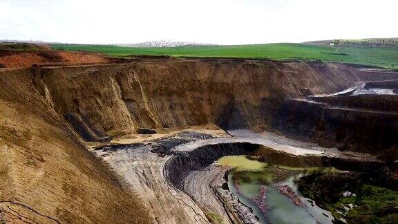 鸟瞰图在摩洛哥的一个矿井由于挖掘我们可以看到一个巨大的洞