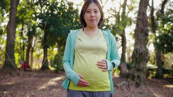 孕妇的肖像在自然运动服装