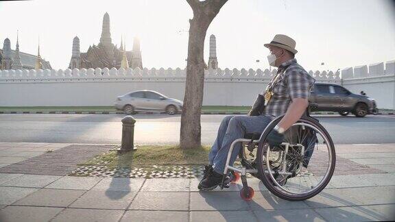 曼谷轮椅旅游地标概念残疾人过马路轮椅在城市人行道上