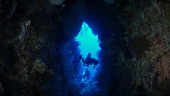 潜水员游泳海底洞穴
